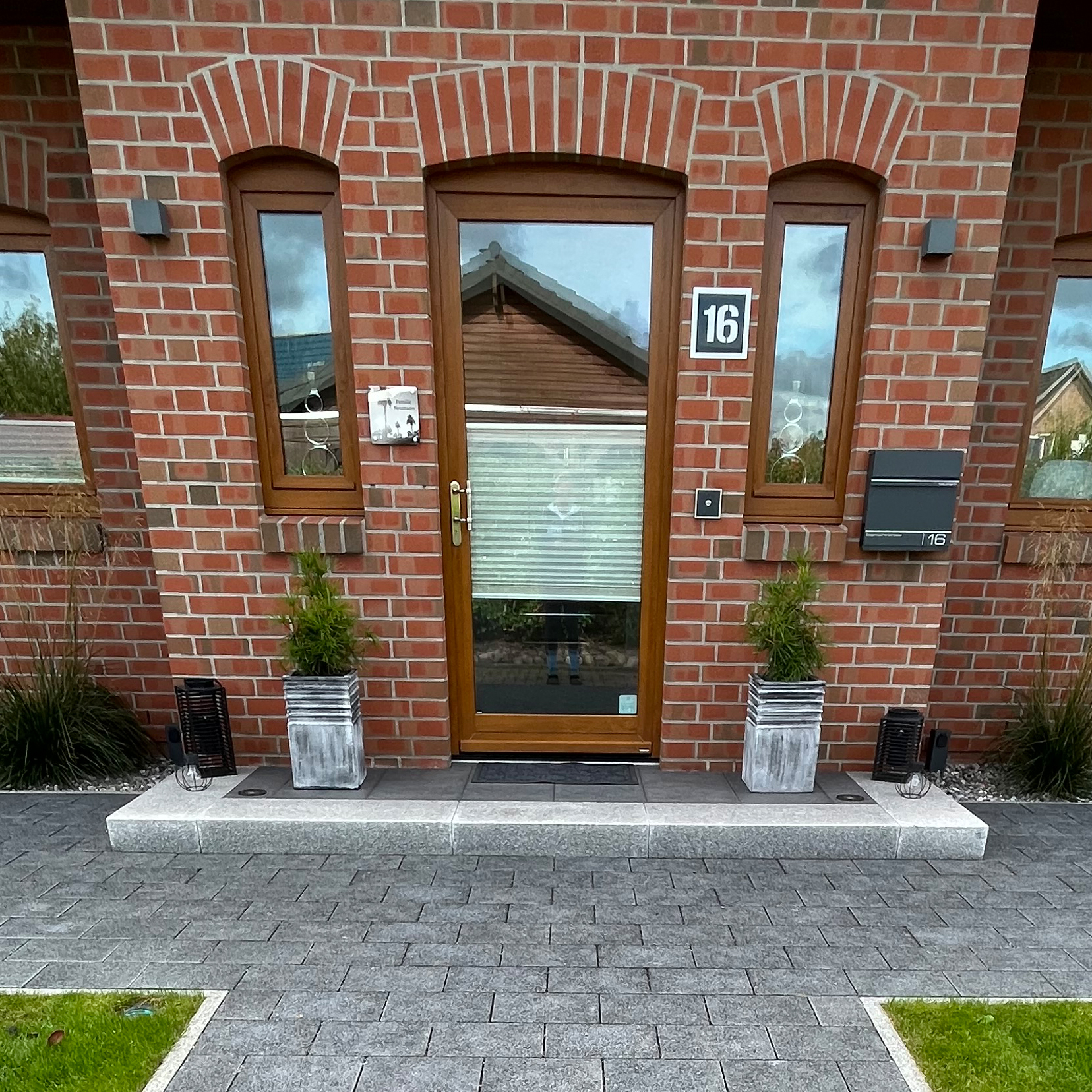 Rechtwinklige, farblich abgesetzte Stufe 